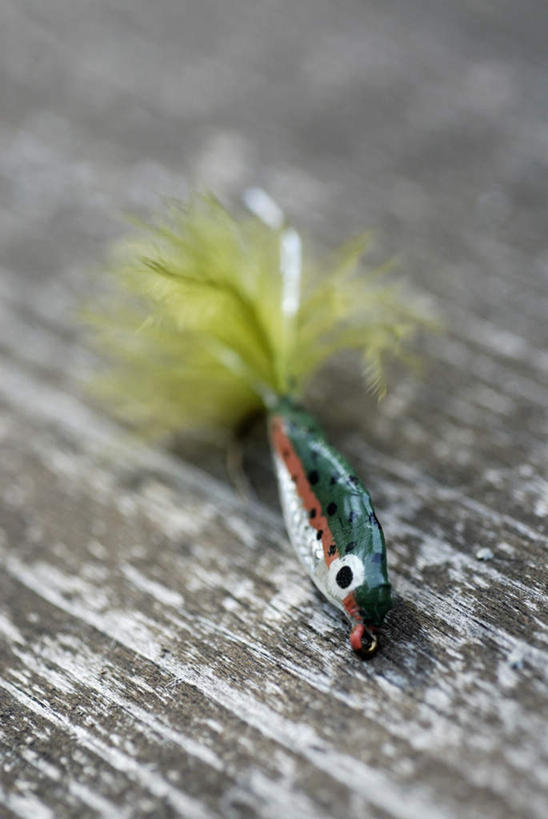 无人,竖图,俯视,室外,特写,白天,桌面,桌子,静物,阴影,朦胧,模糊,光线,木制,钩子,影子,阳光,木制品,渔具,鱼钩,鱼饵,彩图,高角度拍摄,钓鱼