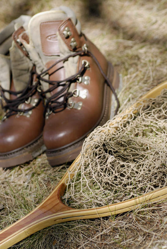 无人,竖图,俯视,室外,特写,白天,鞋子,一双,阴影,朦胧,模糊,光线,沙子,影子,一个,阳光,渔网,单个,休闲鞋,渔具,抓捕,捕捞,鱼网,拉网,捕捞工具,彩图,高角度拍摄