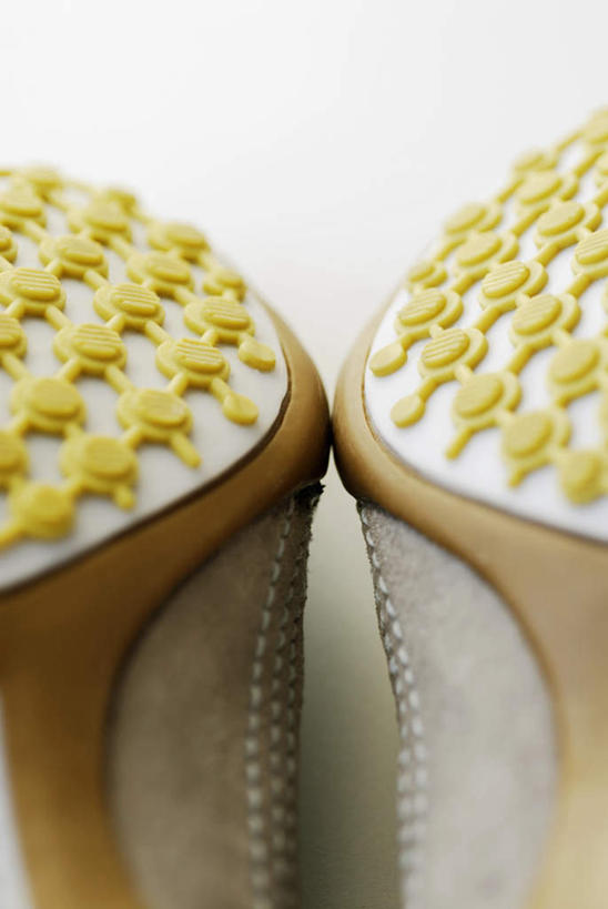 无人,竖图,室内,特写,白天,白色背景,正面,运动鞋,静物,鞋子,一双,阴影,反射,影子,摄影,影棚,休闲鞋,彩图,影棚拍摄,拍摄