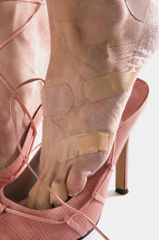 西方人,腿部,脚,脚趾,脚趾甲,腿,一个人,站,竖图,室内,特写,白天,白色背景,正面,高跟鞋,时尚,鞋子,欧洲,欧洲人,仅一个年轻女性,仅一个女性,仅一个人,一双,阴影,反射,影子,光脚,粉色,医疗用品,站着,赤脚,治疗,摄影,影棚,医疗,医疗设备,时髦,胶布,止血,时兴,苯扎氯铵贴,年轻女性,女人,女性,白种人,脚指甲,绷带,创可贴,站立,半身,彩图,影棚拍摄,拍摄