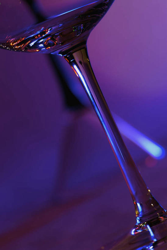 无人,竖图,室内,特写,白天,正面,静物,杯子,阴影,紫色背景,朦胧,模糊,反射,高脚杯,影子,玻璃制品,一个,酒杯,摄影,影棚,单个,鸡尾酒杯,玻璃杯,彩图,影棚拍摄,拍摄