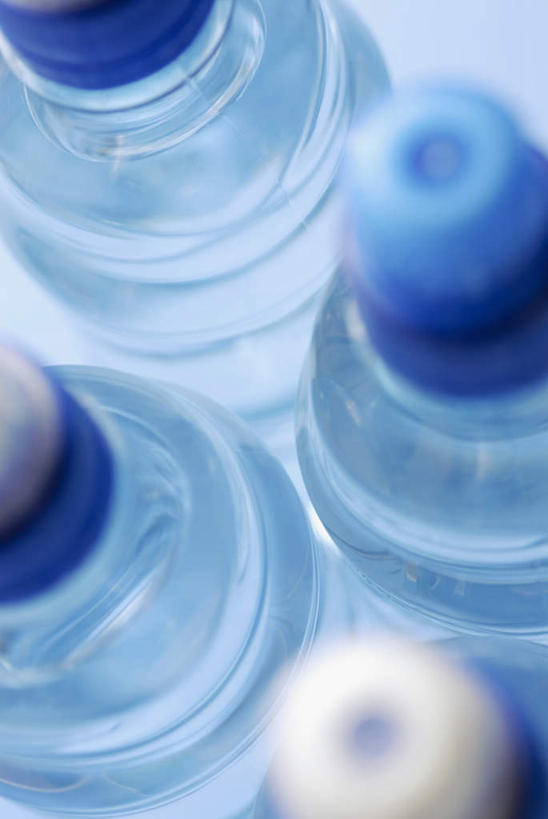 无人,竖图,俯视,室内,特写,白天,白色背景,水,一排,阴影,朦胧,模糊,整齐,反射,液体,影子,饮用水,排列,瓶子,塑料制品,矿泉水,塑料瓶,摄影,影棚,四瓶,队列,蒸馏水,彩图,高角度拍摄,影棚拍摄,拍摄