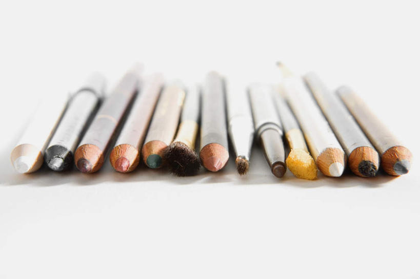 无人,横图,室内,特写,白天,白色背景,正面,静物,一排,许多,阴影,朦胧,模糊,整齐,反射,笔,影子,排列,摄影,影棚,美容工具,队列,化妆笔,化妆工具,彩图,影棚拍摄,拍摄