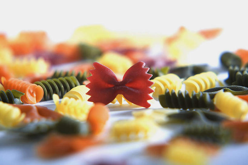 面食,面条,意大利面,通心粉,无人,横图,彩色,室内,特写,白天,白色背景,正面,西餐,一堆,许多,阴影,堆叠,堆积,朦胧,模糊,反射,影子,面,料理,食品,食物,西式,摄影,影棚,堆,五颜六色,色彩斑斓,蝴蝶面,五彩缤纷,五彩斑斓,五光十色,彩图,影棚拍摄,拍摄