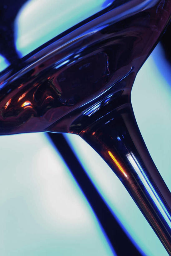 无人,竖图,室内,特写,白天,正面,杯子,阴影,朦胧,模糊,反射,高脚杯,影子,玻璃制品,一个,蓝色,酒杯,摄影,影棚,单个,鸡尾酒杯,玻璃杯,彩图,影棚拍摄,拍摄