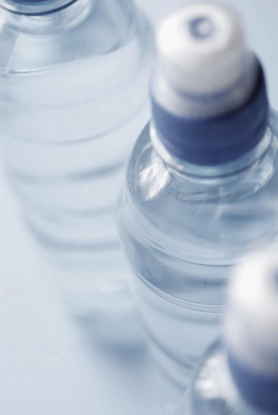 无人,竖图,俯视,室内,特写,白天,白色背景,水,阴影,朦胧,模糊,反射,液体,影子,饮用水,瓶子,塑料制品,矿泉水,塑料瓶,摄影,影棚,三瓶,蒸馏水,彩图,高角度拍摄,影棚拍摄,拍摄