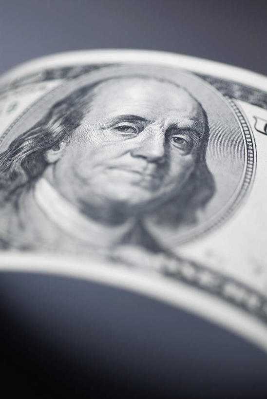 西方人,一个人,无人,科学家,笑,微笑,竖图,俯视,室内,特写,白天,钱,美元,静物,欧洲,欧洲人,仅一个男性,仅一个人,仅一个中年男性,一张,阴影,灰色背景,朦胧,模糊,反射,标志,钱币,数字,文字,影子,字符,美金,注视,标识,观察,看,钞票,金融,纸币,摄影,阿拉伯数字,影棚,经济,观看,察看,科研人员,关注,美圆,研究者,流通,纸钞,贸易,富兰克林,本杰明.富兰克林,科学研究者,哲学家,政治家,发明家,外交家,货币,现金,男人,男性,中年男性,白种人,科学工作者,彩图,高角度拍摄,影棚拍摄,拍摄