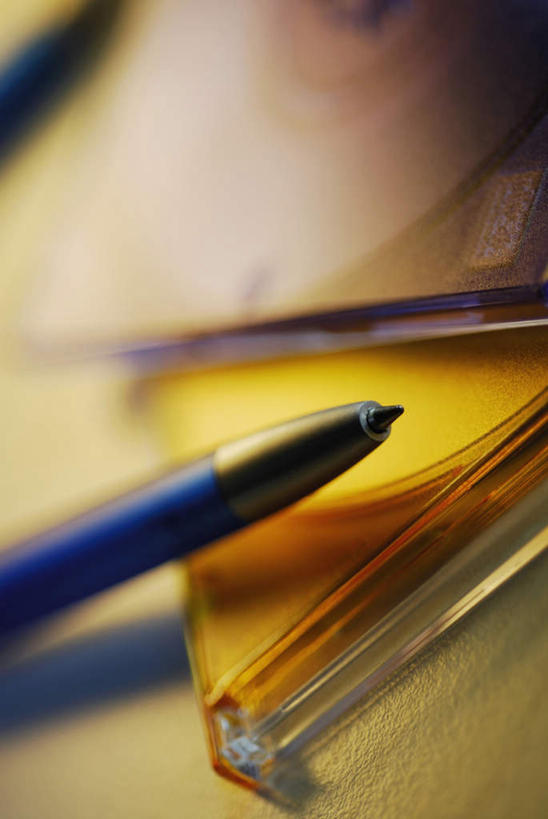 无人,竖图,俯视,室内,特写,白天,数据,静物,阴影,朦胧,模糊,反射,信息,笔,光盘,影子,塑料,办公用品,光碟,存储介质,水笔,盒子,文具,容器,塑料制品,学习用品,储藏,碟片,文具用品,存储,一支,CD光盘,储存,CD唱片,CD光碟,CD盒,光盘盒,彩图,高角度拍摄,单片光盘盒,透明光盘盒,贮存