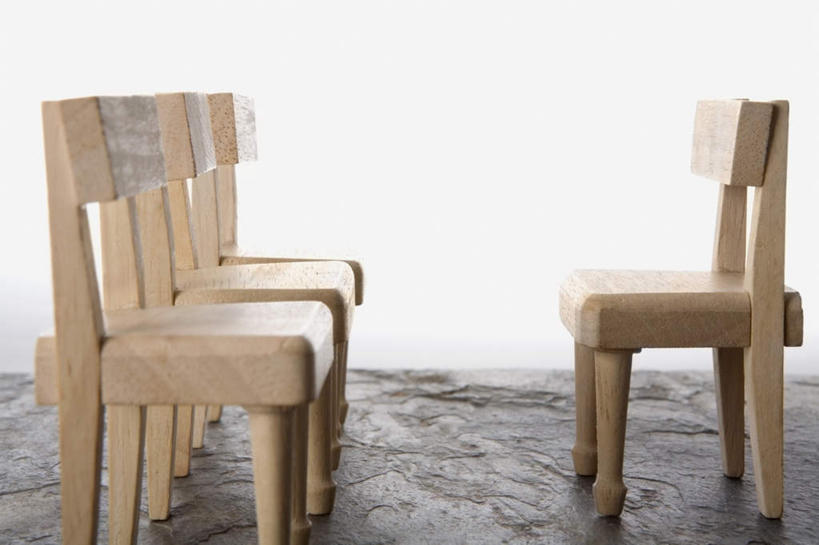 无人,横图,室外,白天,正面,椅子,一排,整齐,木椅,墙,地面,墙壁,墙面,排列,白色,四个,队列,彩图