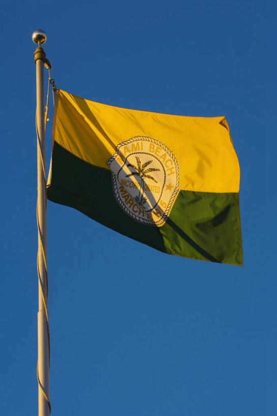 无人,竖图,室外,特写,白天,仰视,旗帜,国旗,阴影,飘扬,光线,影子,黄色,蓝色,绿色,蓝天,天空,阳光,绳子,天,晴朗,飘逸,绳索,飞扬,万里无云,杆子,旗,晴空,晴空万里,彩图,低角度拍摄