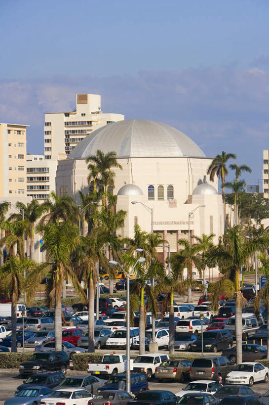 无人,家,高楼大厦,竖图,室外,白天,正面,度假,美景,植物,城市风光,城市,大厦,道路,建筑,路,摩天大楼,公路,汽车,棕榈树,叶子,许多,阴影,光线,影子,房屋,屋子,景观,云,云朵,公寓,分界线,绿叶,停车线,交通,云彩,娱乐,洋房,楼房,住宅,车,树,树木,蓝色,绿色,白云,蓝天,天空,阳光,自然,交通工具,轿车,天,享受,休闲,嫩叶,景色,放松,生长,晴朗,成长,车行道,车行道分界线,堵塞,载具,标线,棕榈叶,车行线,梗塞,拥塞,叶,叶片,晴空,马路,彩图,房子,大楼,高层建筑,高楼,摩天楼