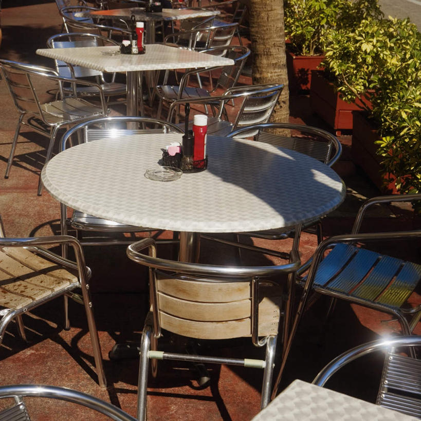 无人,方图,俯视,室外,白天,植物,餐桌,桌子,椅子,一排,许多,阴影,整齐,光线,盆栽,影子,调料,酱料,酱汁,茄汁,佐料,盆景,调味品,调味料,番茄酱,酱,排列,绿色,阳光,自然,容器,生长,成长,餐台,储藏,储存,队列,彩图,高角度拍摄,贮存