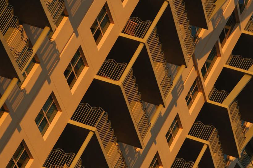 无人,家,横图,室外,白天,仰视,日落,窗户,一排,许多,阴影,整齐,光线,影子,房屋,屋子,晚霞,霞光,落日,公寓,倾斜,洋房,楼房,玻璃窗,住宅,排列,阳光,黄昏,彩霞,队列,歪斜,夕照,夕阳,彩图,低角度拍摄,房子,斜阳