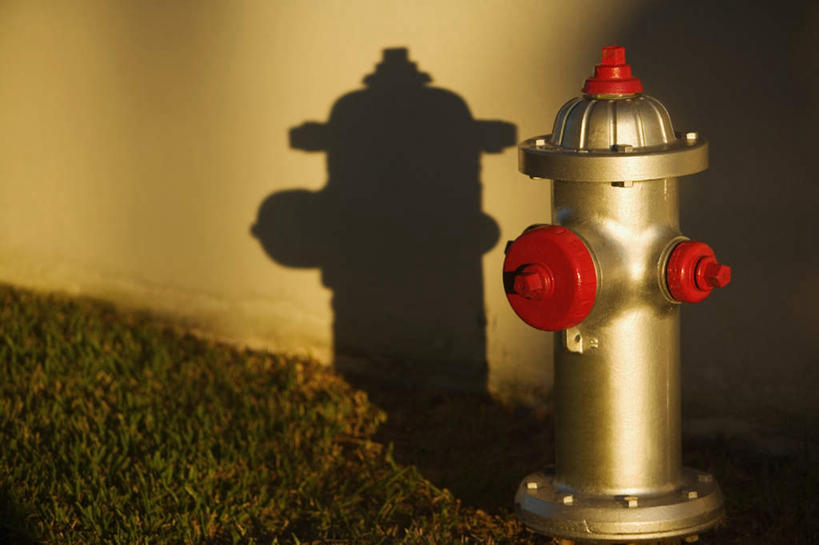 无人,横图,室外,特写,白天,正面,安全,草地,草坪,植物,消防栓,阴影,朦胧,模糊,光线,影子,墙,墙壁,墙面,草,绿色,阳光,消防,灭火,消防器材,彩图