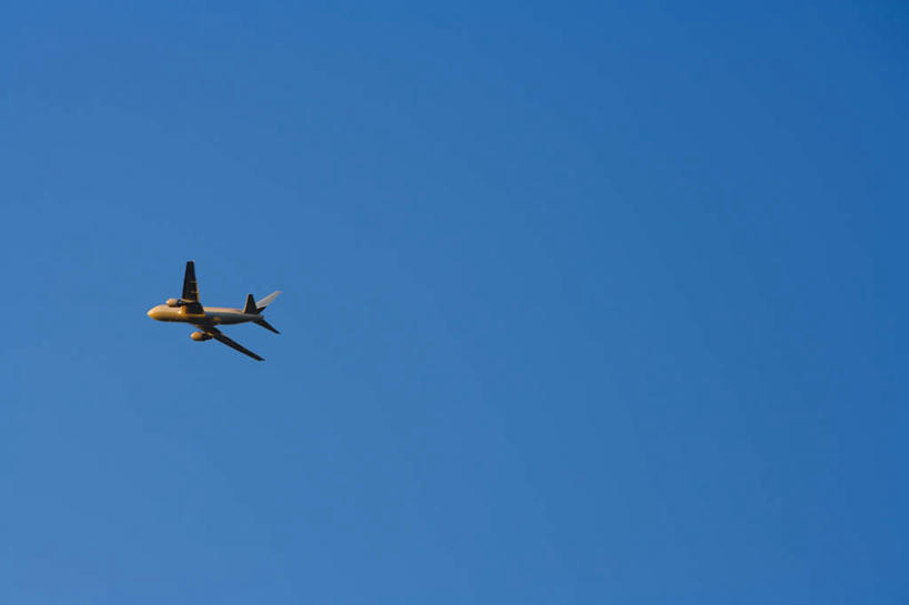 无人,横图,室外,白天,仰视,飞机,阴影,飞行,光线,影子,交通,航空,蓝色,蓝天,天空,阳光,交通工具,天,运输,一架,晴朗,客机,载具,万里无云,晴空,晴空万里,彩图,低角度拍摄