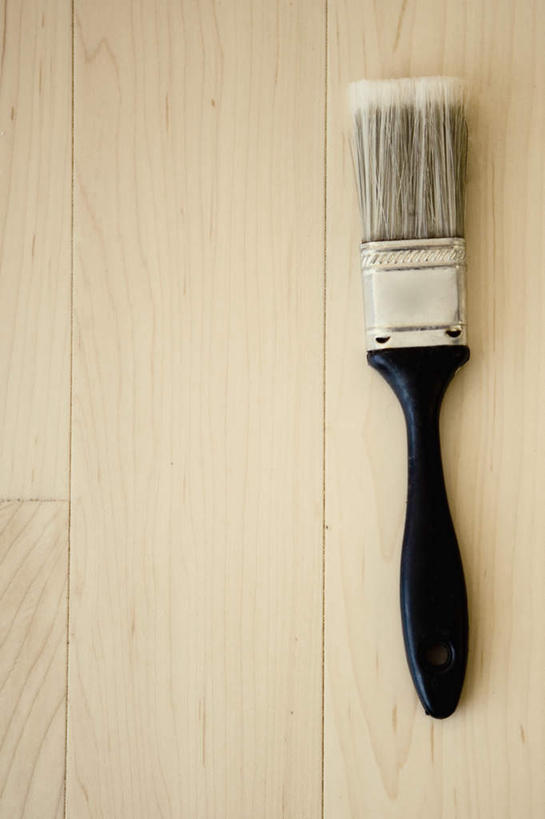 无人,竖图,俯视,室内,特写,白天,地板,装修,静物,一把,地面,装潢,木地板,粉刷,刷子,油漆,涂料,彩图,高角度拍摄