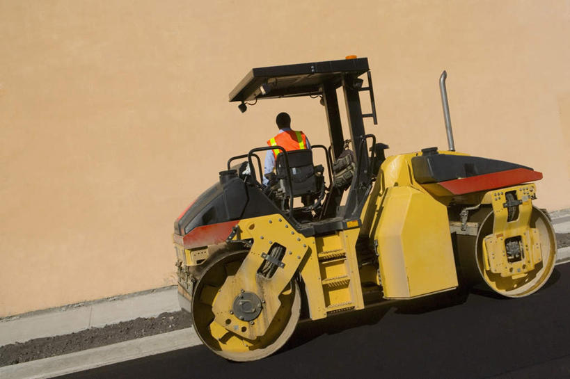 西方人,一个人,建筑工人,坐,横图,室外,白天,技术,建筑,欧洲,欧洲人,仅一个男性,仅一个人,仅一个中年男性,一辆,阴影,服装,光线,影子,墙,墙壁,墙面,车,施工,工人,背面,衣服,阳光,交通工具,机械,工程车,服饰,压路机,工程,衣着,穿着,载具,交通运输,衣饰,工作车,施工车,压路车,男人,男性,中年男性,白种人,建筑工,坐着,彩图,全身