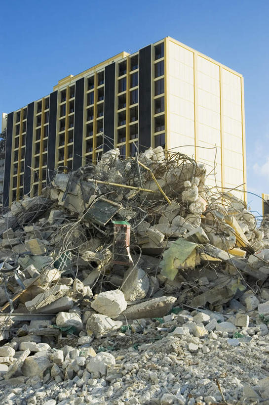 无人,高楼大厦,竖图,室外,白天,仰视,办公楼,石头,大厦,建筑,摩天大楼,写字楼,一堆,阴影,堆叠,堆积,光线,石子,影子,凌乱,蓝色,蓝天,天空,阳光,建筑工地,楼宇,天,商务楼,晴朗,堆,混乱,毁灭,万里无云,地盘,建筑地盘,施工地盘,纷乱,缭乱,庞杂,消灭,扑灭,覆灭,石块,岩石,晴空,晴空万里,彩图,低角度拍摄,大楼,高层建筑,高楼,工地,摩天楼