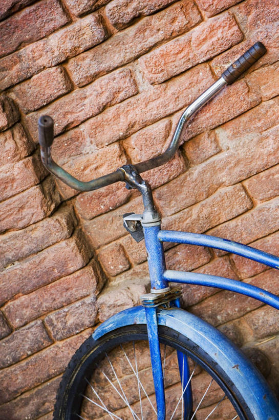 无人,竖图,室外,特写,白天,正面,自行车,静物,一辆,一排,整齐,墙,墙壁,墙面,车,脚踏车,排列,蓝色,交通工具,靠,靠着,倚靠,砖头,堆,倚着,队列,载具,彩图