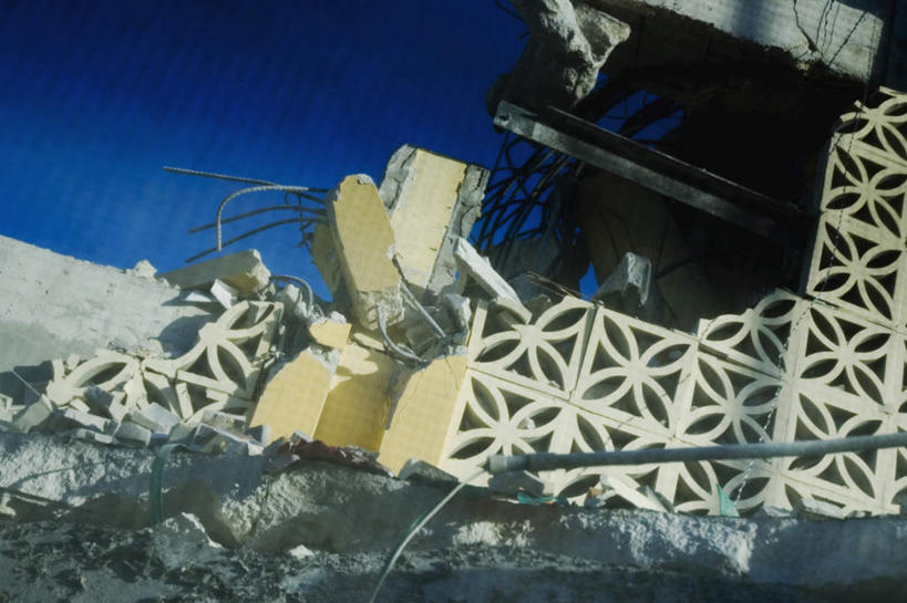 无人,横图,室外,白天,仰视,石头,一堆,许多,阴影,堆叠,堆积,光线,石子,影子,很多,凌乱,蓝色,蓝天,天空,阳光,建筑工地,天,晴朗,堆,混乱,毁灭,万里无云,地盘,建筑地盘,施工地盘,纷乱,缭乱,庞杂,消灭,扑灭,覆灭,石块,岩石,晴空,晴空万里,彩图,低角度拍摄,工地