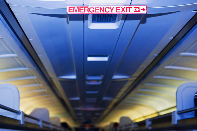 无人,横图,室外,白天,仰视,火车,照明,出口,阴影,光线,英文,标志,文字,影子,字符,字母,灯光,标识,顶灯,车,灯,灯具,交通工具,英文字母,照亮,照明设备,载具,彩图,低角度拍摄