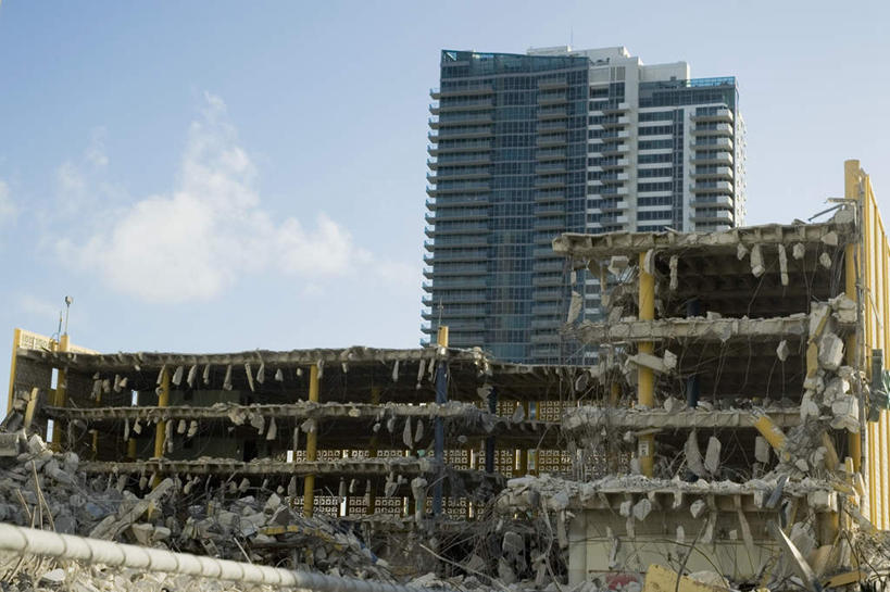 无人,高楼大厦,横图,室外,白天,仰视,办公楼,石头,大厦,建筑,摩天大楼,写字楼,一堆,阴影,堆叠,堆积,光线,石子,影子,云,云朵,云彩,蓝色,白云,蓝天,天空,阳光,建筑工地,楼宇,天,商务楼,晴朗,堆,毁灭,地盘,建筑地盘,施工地盘,消灭,扑灭,覆灭,石块,岩石,晴空,彩图,低角度拍摄,大楼,高层建筑,高楼,工地,摩天楼