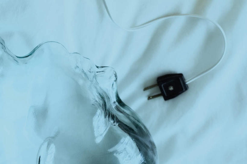 脸,头,脸颊,无人,横图,俯视,室内,特写,白天,床,卧室,静物,雕塑,艺术,装饰,电器,雕刻,雕像,双人床,插座,床单,被子,工艺品,纪念,美术,被单,家用电器,主题,插线板,陈列,拖线板,功能,美学,电源转换器,排插,头部,脸部,脸蛋,面部,彩图,高角度拍摄,睡房,卧房