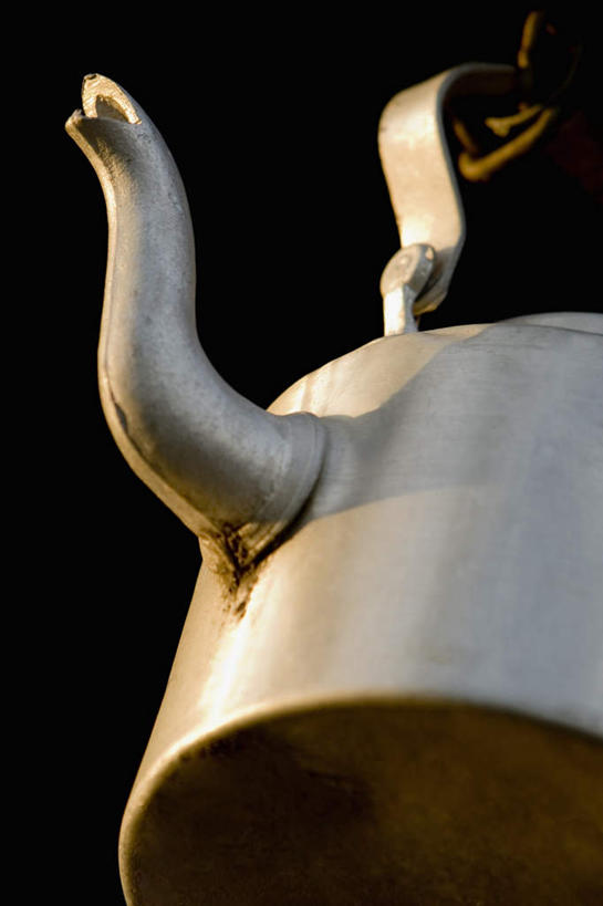 无人,竖图,室内,特写,白天,仰视,纯洁,静物,阴影,黑色背景,反射,壶,影子,银色,水壶,一个,茶壶,容器,摄影,信仰,影棚,单个,高贵,雅致,彩图,低角度拍摄,影棚拍摄,拍摄