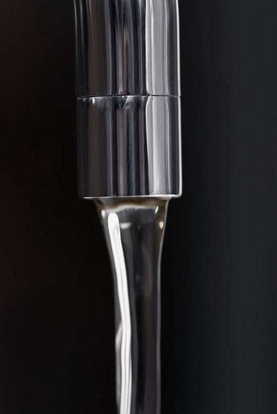 无人,竖图,室内,特写,白天,正面,水,飞溅,黑色背景,溅,水龙头,液体,水滴,开关,水珠,打开,摄影,影棚,阀门,开启,喷洒,水咀,彩图,影棚拍摄,拍摄