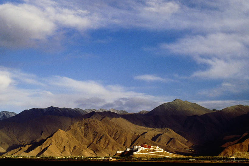 无人,宫殿,横图,室外,白天,正面,旅游,度假,石头,名胜古迹,山,山脉,标志建筑,地标,建筑,布达拉宫,中国,亚洲,阴影,节日,遗迹,光线,石子,影子,山顶,山峰,云,云朵,建筑群,山峦,云彩,古迹,文化,文物,娱乐,建设,古建筑,拉萨,西藏,蓝色,白云,蓝天,天空,阳光,群山,天,祈祷,享受,休闲,健康,旅游胜地,放松,许愿,宗教,佛教,信仰,晴朗,纪念,祈求,藏,古文明,东亚,西藏自治区,首府,中华人民共和国,西南地区,拉萨市,释教,颠峰,极峰,第二普陀山,平安,石块,岩石,晴空,彩图