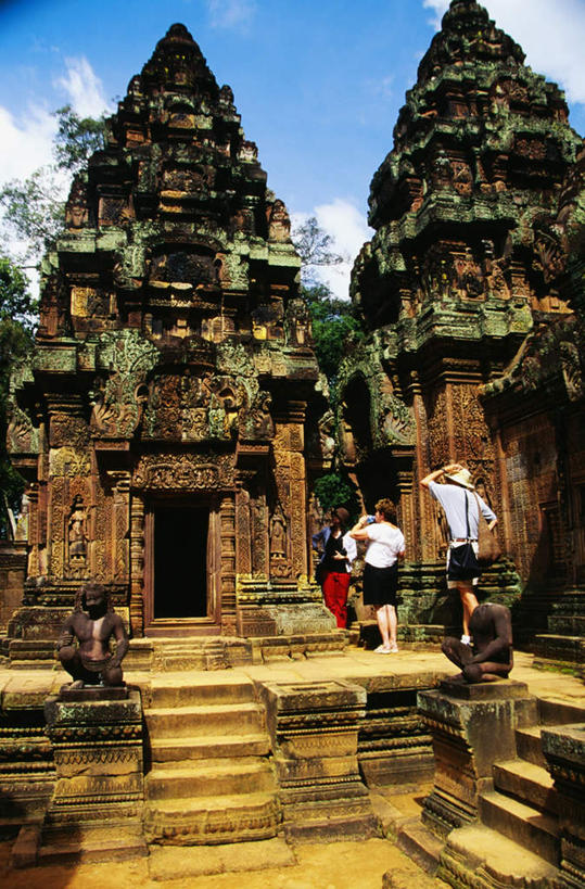 东方人,三个人,寺庙,站,竖图,室外,白天,仰视,旅游,度假,石头,名胜古迹,植物,标志建筑,地标,建筑,雕塑,柬埔寨,亚洲,阴影,服装,节日,遗迹,艺术,装饰,光线,雕刻,雕像,石子,影子,云,云朵,树桩,云彩,黄种人,古迹,文化,文物,娱乐,建设,古建筑,废墟,树,树干,树木,衣服,蓝色,绿色,白云,蓝天,天空,阳光,自然,工艺品,庙宇,天,祈祷,站着,享受,休闲,健康,木桩,旅游胜地,放松,许愿,宗教,服饰,东南亚,佛教,信仰,生长,晴朗,成长,纪念,祈求,美术,衣着,穿着,主题,陈列,古文明,高棉,塔普伦寺,塔布茏寺,柬埔寨王国,功能,美学,吉蔑,衣饰,释教,平安,男人,男性,女人,女性,中年男性,中年女性,亚洲人,石块,岩石,晴空,站立,彩图,低角度拍摄,全身,庙,寺