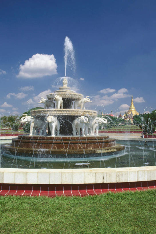 无人,竖图,室外,白天,正面,度假,草地,草坪,美景,水,植物,城市风光,城市,喷泉,雕塑,缅甸,亚洲,阴影,飞溅,艺术,装饰,溅,光线,雕刻,雕像,液体,影子,景观,水滴,云,云朵,云彩,文化,娱乐,水珠,草,树,树木,蓝色,绿色,白云,蓝天,天空,阳光,自然,工艺品,天,品味,享受,休闲,景色,放松,东南亚,生长,晴朗,成长,纪念,美术,喷洒,主题,水景,陈列,缅甸联邦,功能,美学,美观,设计,晴空,彩图,仰光,仰光省