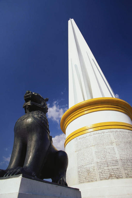 无人,竖图,室外,白天,仰视,旅游,度假,标志建筑,地标,建筑,哺乳动物,野生动物,狮子,雕塑,缅甸,亚洲,阴影,辟邪,艺术,装饰,光线,雕刻,雕像,影子,云,云朵,云彩,文化,娱乐,建设,石雕,蓝色,白云,蓝天,天空,阳光,动物,工艺品,石狮,天,祈祷,享受,休闲,健康,旅游胜地,放松,许愿,东南亚,晴朗,纪念,祈求,美术,主题,凶猛,陈列,缅甸联邦,功能,美学,驱邪,祛邪,避邪,守护神,残暴,平安,凶残,晴空,彩图,低角度拍摄,仰光,仰光省