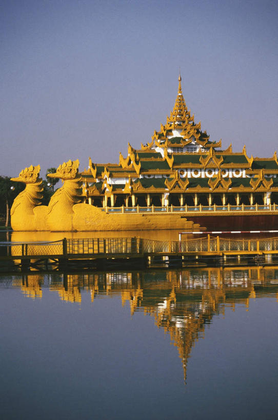 无人,家,宫殿,竖图,室外,白天,正面,旅游,度假,河流,水,植物,标志建筑,地标,建筑,船,雕塑,缅甸,亚洲,阴影,波纹,艺术,装饰,光线,雕刻,雕像,影子,房屋,屋子,河水,水流,公寓,木船,涟漪,娱乐,建设,洋房,楼房,住宅,树,树木,蓝色,绿色,倒影,蓝天,水纹,天空,阳光,自然,工艺品,交通工具,波浪,天,享受,休闲,旅游胜地,放松,东南亚,生长,晴朗,成长,纪念,美术,倒映,舟,载具,主题,陈列,万里无云,缅甸联邦,水晕,功能,美学,反照,晴空,晴空万里,彩图,房子,仰光,仰光省