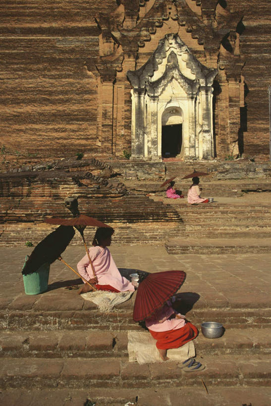 东方人,四个人,寺庙,坐,竖图,室外,白天,正面,旅游,度假,标志建筑,地标,建筑,缅甸,亚洲,阴影,服装,节日,光线,伞,影子,雨伞,遮阳伞,陶瓷,陶瓷制品,燃烧,黄种人,文化,娱乐,阳伞,建设,衣服,阳光,容器,香火,碗,庙宇,祈祷,享受,休闲,健康,旅游胜地,放松,许愿,宗教,服饰,东南亚,信仰,纪念,储藏,祈求,太阳伞,衣着,储存,穿着,缅甸联邦,衣饰,实皆省,平安,男人,男性,女人,女性,中年男性,中年女性,亚洲人,坐着,彩图,全身,庙,寺,贮存