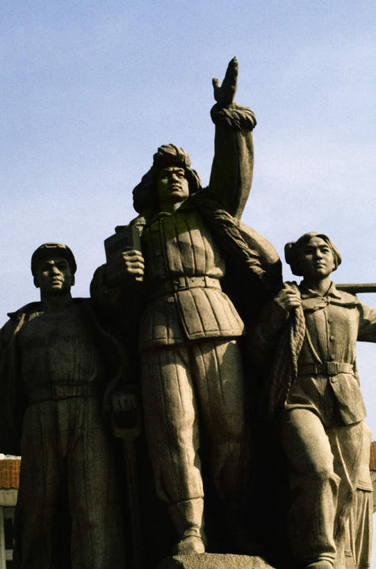 东方人,无人,天安门,站,举,竖图,室外,白天,仰视,制服,旅游,度假,标志建筑,地标,建筑,帽子,雕塑,北京,天安门广场,中国,亚洲,阴影,艺术,装饰,光线,雕刻,雕像,影子,云,云朵,首都,许多人,云彩,注视,黄种人,娱乐,建设,衣服,蓝色,白云,蓝天,天空,阳光,工艺品,天,观察,看,托,站着,一群人,享受,休闲,旅游胜地,放松,军帽,晴朗,观看,纪念,军人,美术,察看,军装,关注,主题,军服,陈列,东亚,中华人民共和国,北京市,京,北平,华北地区,毛主席纪念堂,功能,美学,男人,男性,女人,女性,中年男性,中年女性,亚洲人,晴空,举起,举手,举着,向上举,向上伸,向上托,站立,半身,彩图,低角度拍摄