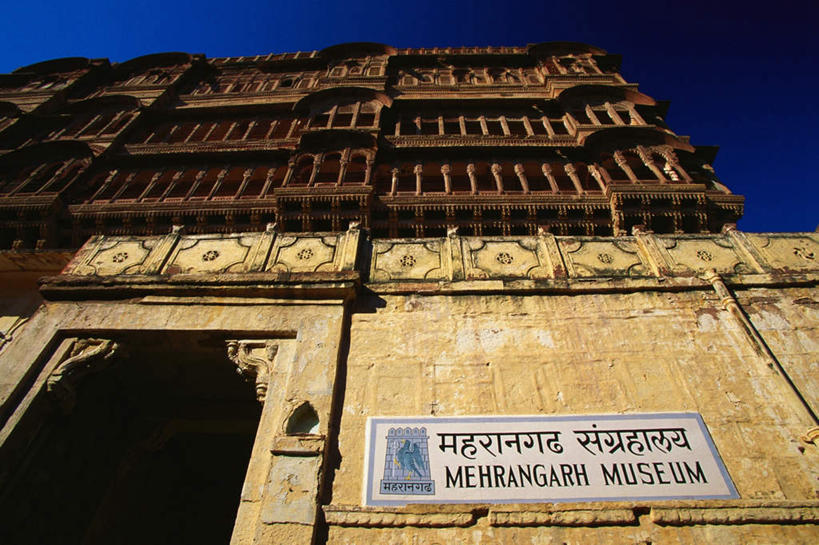 无人,博物馆,横图,室外,白天,仰视,旅游,度假,石头,门,标志建筑,地标,建筑,印度,亚洲,阴影,研究,光线,英文,标志,石子,文字,影子,字符,字母,堡垒,城堡,墙,拱门,教育,娱乐,标识,建设,墙壁,墙面,蓝色,蓝天,天空,阳光,门框,天,享受,休闲,旅游胜地,放松,晴朗,展览,英文字母,要塞,欣赏,南亚,陈列,万里无云,拉贾斯坦邦,拉贾斯坦,印度共和国,焦特布尔,梅兰加尔古堡,典藏,设防,佐德普尔,石块,晴空,晴空万里,彩图,低角度拍摄