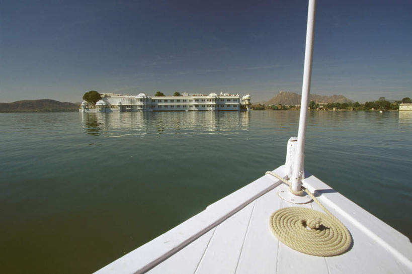 无人,宾馆,家,宫殿,码头,横图,室外,白天,正面,度假,湖,湖泊,美景,水,别墅,城市风光,城市,港口,船,印度,亚洲,阴影,光线,影子,柱子,房屋,屋子,湖面,景观,水流,水面,公寓,木船,娱乐,洋房,楼房,住宅,蓝色,蓝天,天空,阳光,交通工具,湖水,天,享受,休闲,景色,放松,晴朗,舟,载具,南亚,缆绳,豪宅,万里无云,系船柱,缆绳桩,缆绳柱,系缆桩,拉贾斯坦邦,拉贾斯坦,印度共和国,乌代浦,湖上皇宫,晴空,晴空万里,彩图,房子,摆渡口,埠头,渡口,渡头,港湾,海港,货运码头,客店,客栈,口岸,旅店,旅馆,旅舍,汽车旅馆,商港