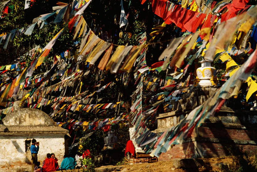 东方人,儿童,寺庙,站,横图,俯视,室外,白天,旅游,度假,纯洁,标志建筑,地标,建筑,旗帜,尼泊尔,亚洲,行人,游客,游人,阴影,服装,节日,飘扬,光线,影子,首都,许多人,燃烧,注视,休闲装,黄种人,文化,娱乐,旗子,建设,经幡,路人,旅客,小孩,衣服,阳光,香火,庙宇,观察,看,祈祷,站着,一群人,享受,休闲,健康,休闲服,旅游胜地,放松,可爱,童年,童趣,许愿,宗教,服饰,信仰,观看,纪念,飘逸,祈求,察看,关注,飞扬,南亚,童真,烂漫,无邪,加德满都,风马旗,尼泊尔王国,加都,斯瓦扬布寺,旌旗,旗号,斯瓦扬布山,德满都,斯瓦扬布佛院,斯瓦扬布纳特寺,过客,四眼天神庙,平安,天真,男孩,男人,男性,女孩,女人,女性,中年男性,中年女性,亚洲人,站立,半身,彩图,高角度拍摄,庙,寺,男生,女生