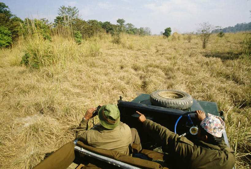 东方人,两个人,伙伴,朋友,公园,坐,横图,俯视,室外,白天,旅游,度假,友谊,仪器,科技,美景,树林,植物,越野车,汽车,帽子,尼泊尔,亚洲,眺望,握,指,阴影,服装,检查,枯萎,研究,反射,分析,光线,科学,望远镜,影子,景观,云,云朵,枯草,首都,拿,云彩,拿着,指点,休闲装,黄种人,娱乐,车,草,树,树木,衣服,黄色,蓝色,绿色,白云,蓝天,天空,阳光,自然,遮阳帽,交通工具,天,观察,享受,休闲,休闲服,景色,放松,清晰,探索,握着,服饰,生长,放大,晴朗,成长,观看,仔细,科研,科学技术,国家公园,瞭望,指向,聚焦,关注,自然风光,载具,南亚,吉普车,加德满都,远视镜,瞭望镜,尼泊尔王国,加都,奇旺国家公园,光学,清楚,双筒镜,双筒望远镜,德满都,友情,男人,男性,中年男性,亚洲人,晴空,坐着,半身,彩图,高角度拍摄,皇家奇特旺国家公园,奇特旺国家公园,光学仪器,千里镜