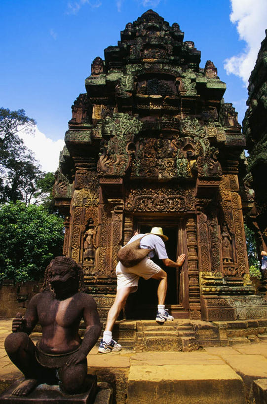 东方人,一个人,寺庙,站,竖图,室外,白天,仰视,旅游,度假,名胜古迹,森林,树林,植物,标志建筑,地标,建筑,雕塑,柬埔寨,亚洲,仅一个男性,仅一个人,阴影,服装,节日,遗迹,艺术,装饰,光线,包,雕刻,雕像,影子,云,云朵,燃烧,云彩,旅行包,休闲装,黄种人,古迹,文化,文物,娱乐,建设,古建筑,树,树木,仅一个年轻男性,衣服,蓝色,绿色,白云,蓝天,天空,阳光,自然,背包,香火,工艺品,庙宇,天,祈祷,站着,享受,休闲,健康,休闲服,旅游胜地,放松,许愿,宗教,服饰,东南亚,信仰,生长,晴朗,成长,纪念,祈求,美术,主题,陈列,古文明,暹粒,高棉,柬埔寨王国,女王宫,功能,美学,旅游包,吉蔑,班迭斯雷寺,平安,男人,男性,年轻男性,亚洲人,晴空,站立,彩图,低角度拍摄,全身,庙,寺,双肩包