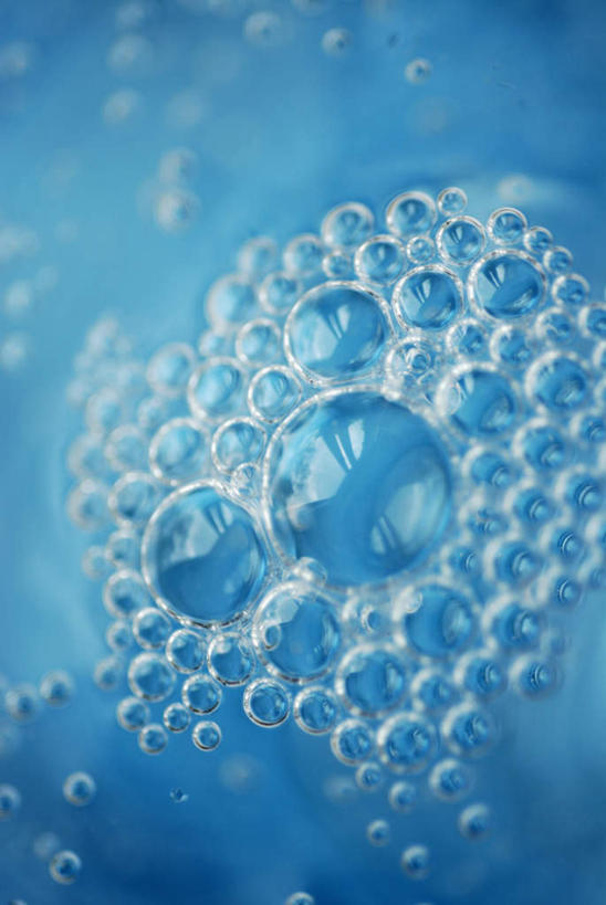 无人,竖图,俯视,室内,特写,白天,水,波纹,透明,液体,气泡,水滴,涟漪,漩涡,水泡,水珠,蓝色,水纹,泡泡,摄影,影棚,圆弧,苏打,碳酸钠,化学物质,纯碱,碱面,彩图,高角度拍摄,影棚拍摄,拍摄