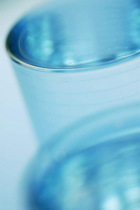 无人,竖图,俯视,室内,特写,白天,水,餐桌,桌子,杯子,阴影,朦胧,模糊,反射,液体,影子,饮用水,玻璃制品,一个,蓝色,水杯,矿泉水,摄影,影棚,单个,餐台,苏打,蒸馏水,碳酸钠,化学物质,纯碱,碱面,玻璃杯,彩图,高角度拍摄,影棚拍摄,拍摄