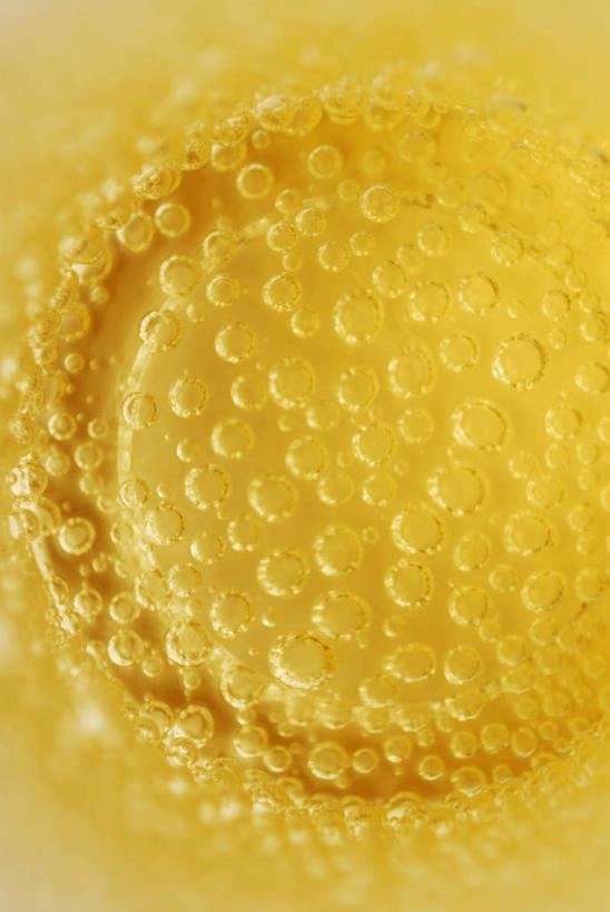 无人,竖图,俯视,室内,特写,白天,水,餐桌,桌子,杯子,阴影,反射,液体,影子,饮用水,玻璃制品,一个,黄色,水杯,矿泉水,摄影,影棚,单个,餐台,苏打,蒸馏水,碳酸钠,化学物质,纯碱,碱面,玻璃杯,彩图,高角度拍摄,影棚拍摄,拍摄