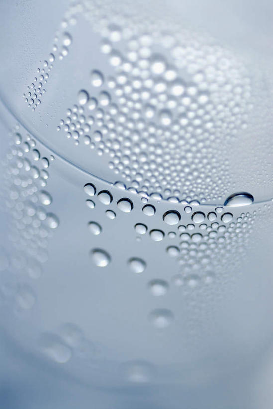 无人,竖图,俯视,室内,特写,白天,水,餐桌,桌子,杯子,阴影,反射,液体,影子,饮用水,玻璃制品,一个,灰色,水杯,矿泉水,摄影,影棚,单个,餐台,苏打,蒸馏水,碳酸钠,化学物质,纯碱,碱面,玻璃杯,彩图,高角度拍摄,影棚拍摄,拍摄