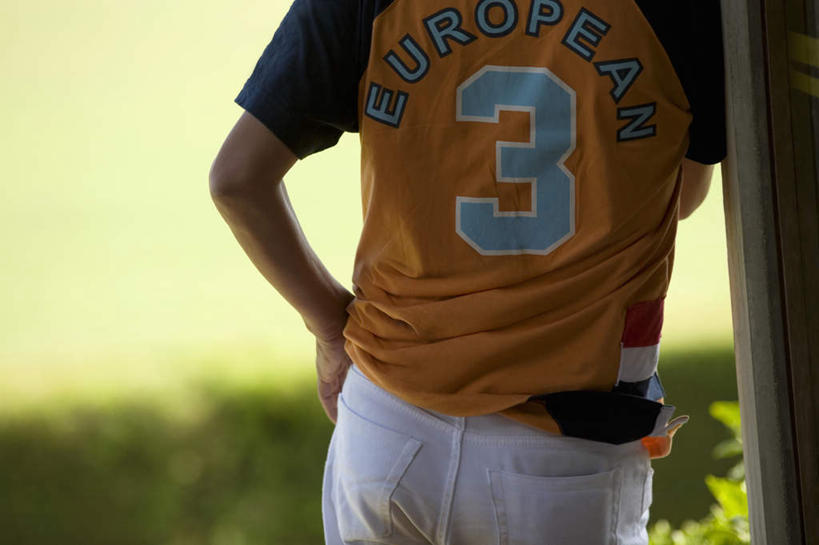 西方人,一个人,运动员,站,横图,室外,白天,运动服,草地,草坪,植物,欧洲,欧洲人,仅一个男性,仅一个人,阴影,服装,朦胧,模糊,光线,英文,标志,数字,文字,影子,字符,字母,标识,运动器械,草,仅一个年轻男性,背面,衣服,绿色,阳光,靠,靠着,倚靠,站着,健身器械,阿拉伯数字,服饰,英文字母,倚着,衣着,穿着,手插袋,单手插袋,健身器材,马球,单手抄兜,单手放兜,衣饰,打毬,击鞠,男人,男性,年轻男性,白种人,体育运动员,运动选手,插兜,手插兜,手放口袋,站立,半身,彩图,运动器材,手抄兜,运动装