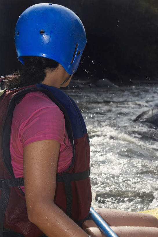 西方人,一个人,坐,竖图,室外,白天,侧面,旅游,度假,河流,石头,美景,水,帽子,欧洲,欧洲人,仅一个年轻女性,仅一个女性,仅一个人,握,服装,船桨,救生衣,石子,头盔,河水,景观,水流,拿,拿着,扭头,休闲装,娱乐,衣服,自然,安全帽,转头,享受,休闲,休闲服,景色,放松,握着,服饰,自然风光,沉积岩,浮水衣,水成岩,年轻女性,女人,女性,白种人,石块,岩石,坐着,半身,彩图