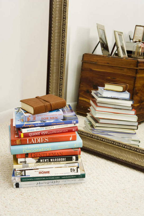 无人,竖图,室内,特写,白天,正面,镜子,静物,书籍,一排,许多,整齐,瓷砖,地砖,墙,地面,很多,墙壁,墙面,排列,堆,镜像,镜面,队列,书,图书,彩图