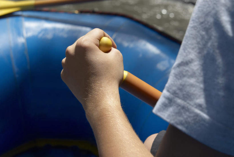 划船,西方人,手,一个人,坐,横图,室外,特写,白天,旅游,度假,美景,船,欧洲,欧洲人,仅一个男性,仅一个人,握,服装,船桨,景观,休闲装,娱乐,仅一个年轻男性,背面,衣服,蓝色,自然,交通工具,享受,休闲,手部,休闲服,景色,放松,握着,服饰,充气船,单手,自然风光,载具,荡舟,男人,男性,年轻男性,白种人,坐着,半身,彩图