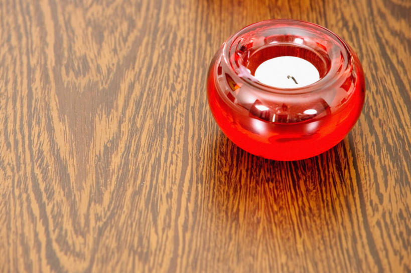 无人,横图,俯视,室内,特写,白天,桌面,桌子,静物,蜡烛,玻璃,阴影,反射,光线,木制,火焰,影子,烛光,烛台,燃烧,玻璃制品,一个,木制品,点燃,单个,蜡烛架,烛架,彩图,高角度拍摄